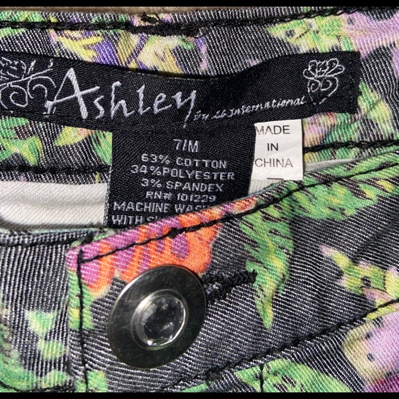 Women’s Shorts - Picture 3 of 4